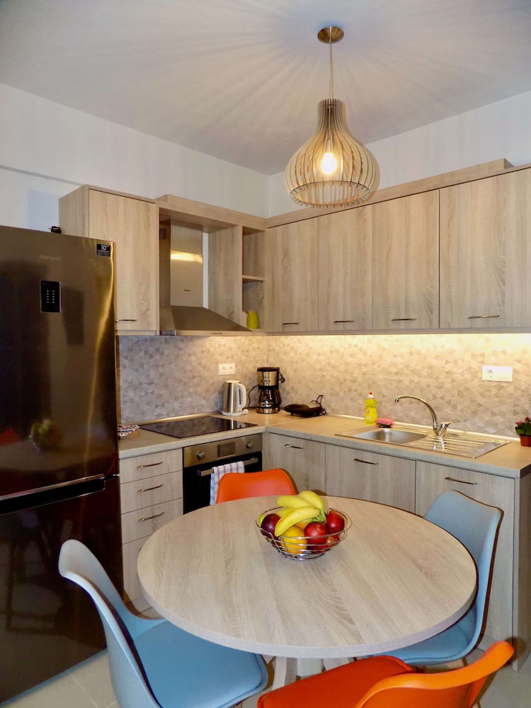 Manolis Apartments 64/72