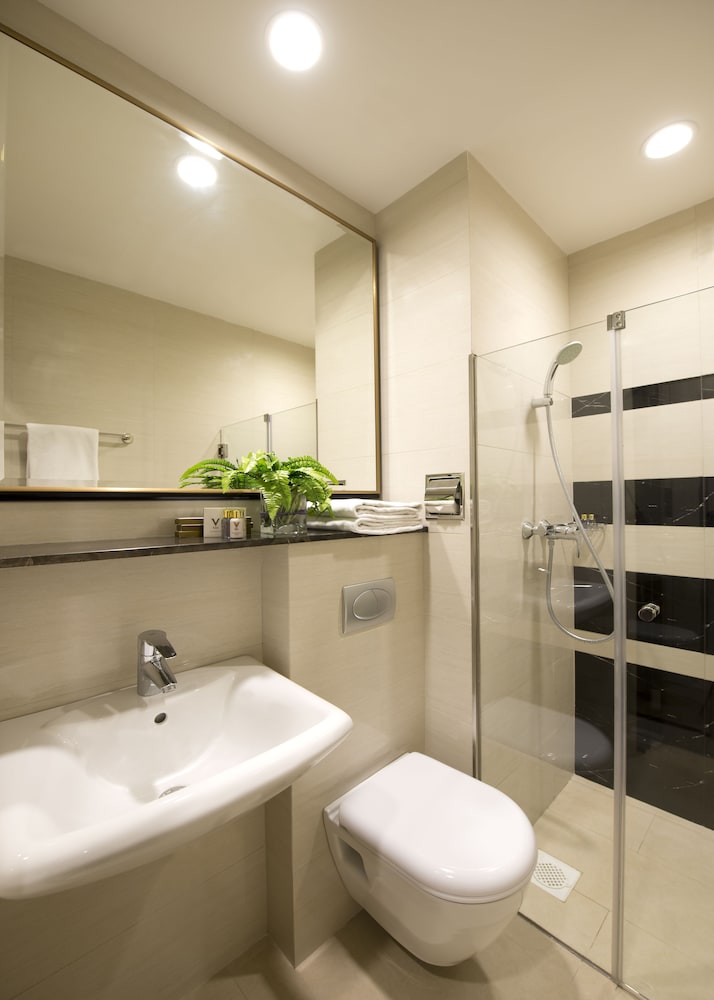 V Hotel Bencoolen 24/54