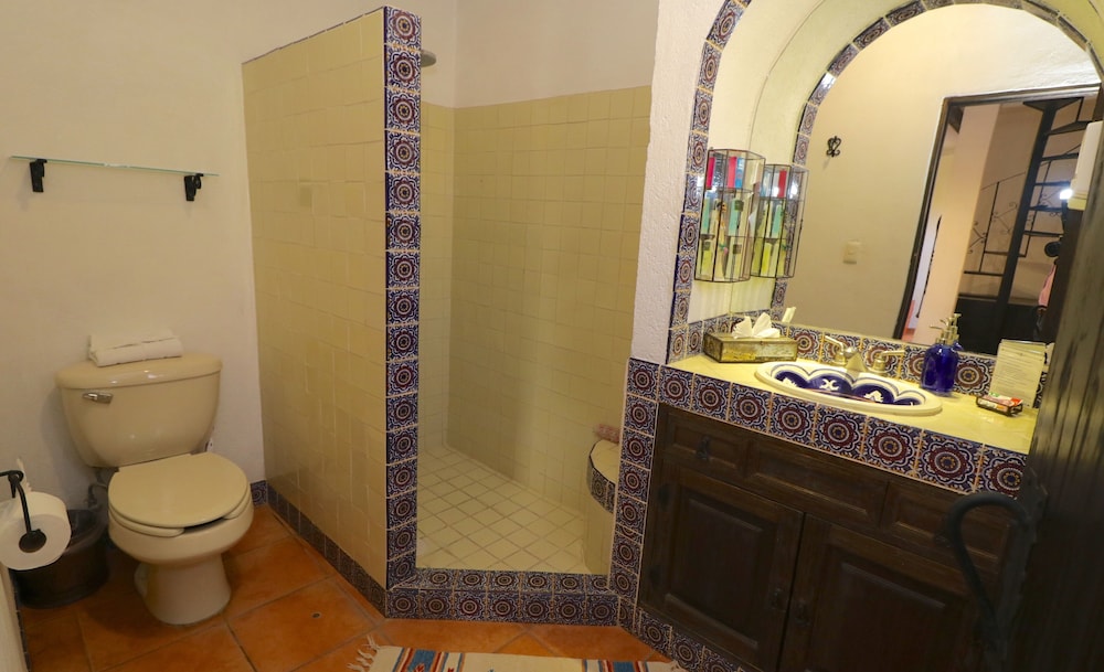 Casa Mia Suites 68/72