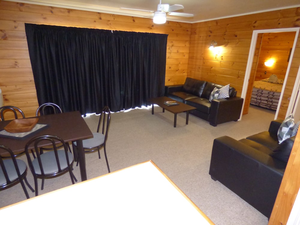 CEDARWOOD LAKESIDE MOTEL AND CONFERENCE VENUE 61/75