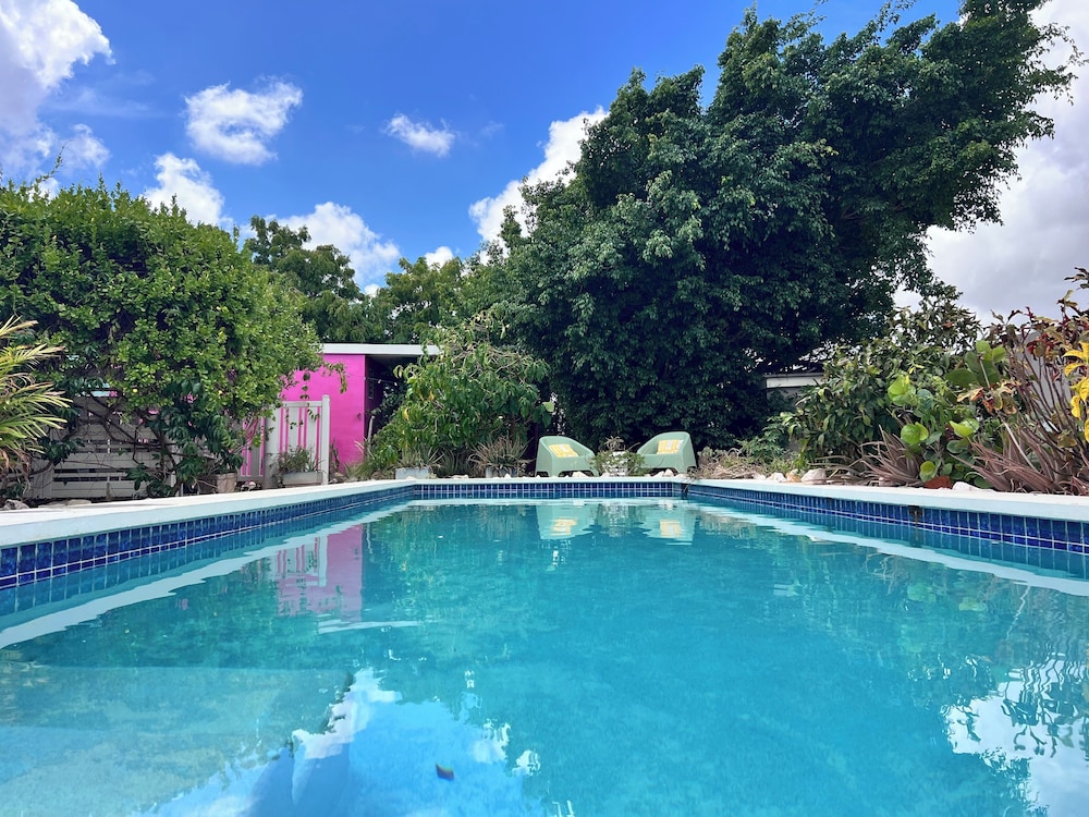 Tropical Breeze Apartments 4/49
