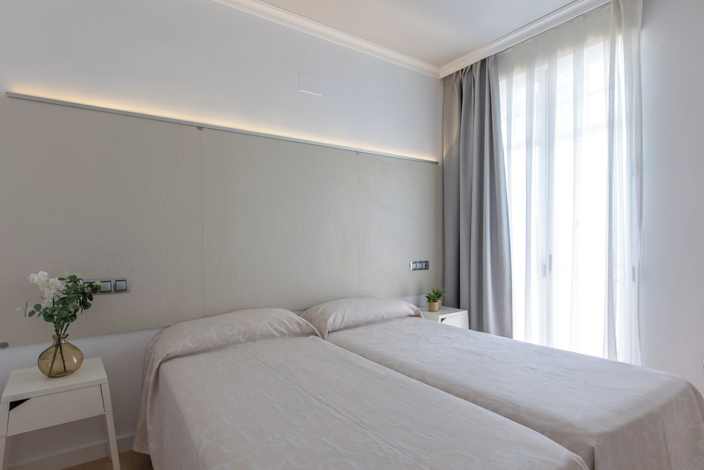 1 BEDROOM, APARTMENT, CITY VIEW, BALCONY