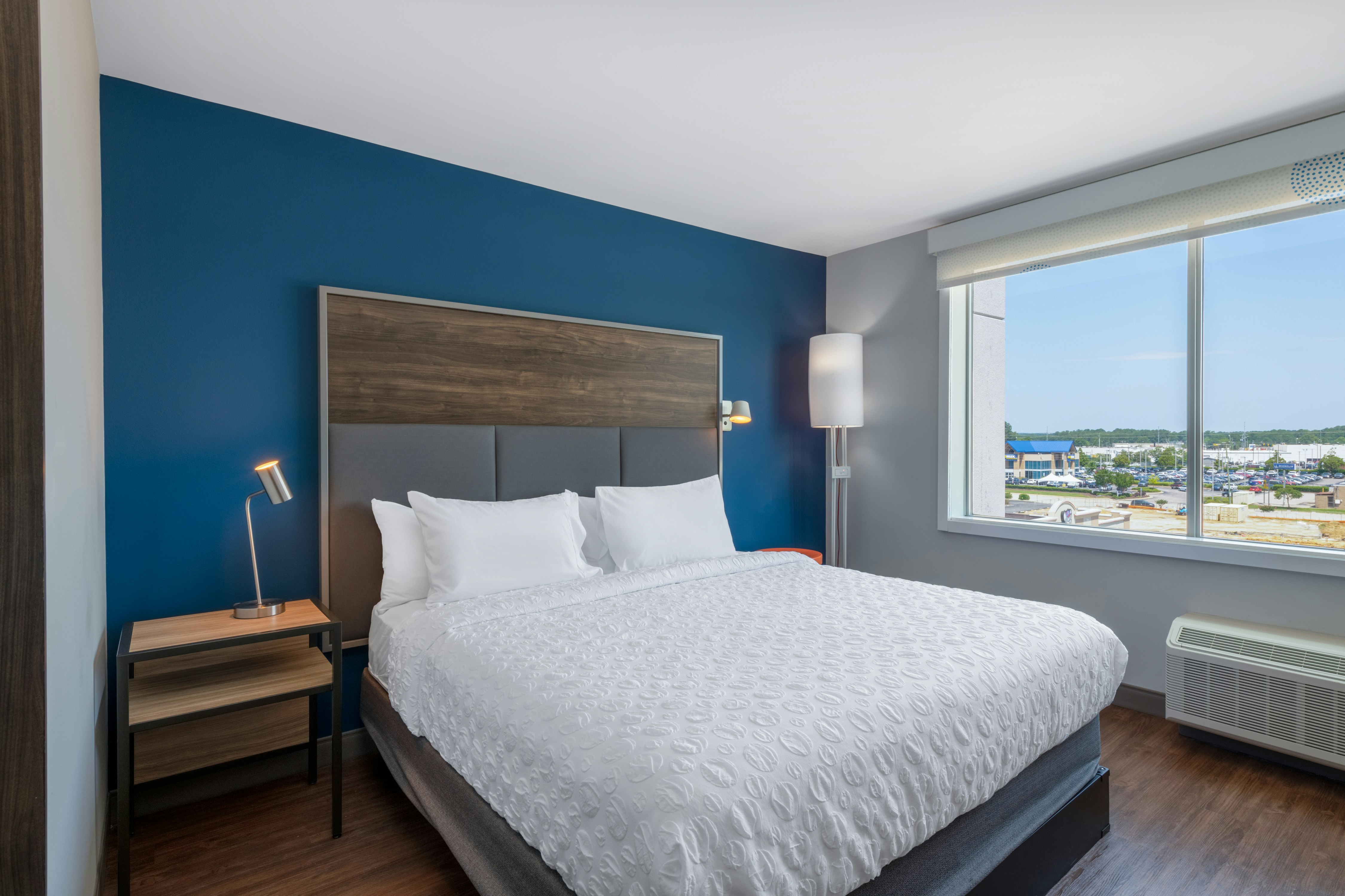 ROOM, KING BED