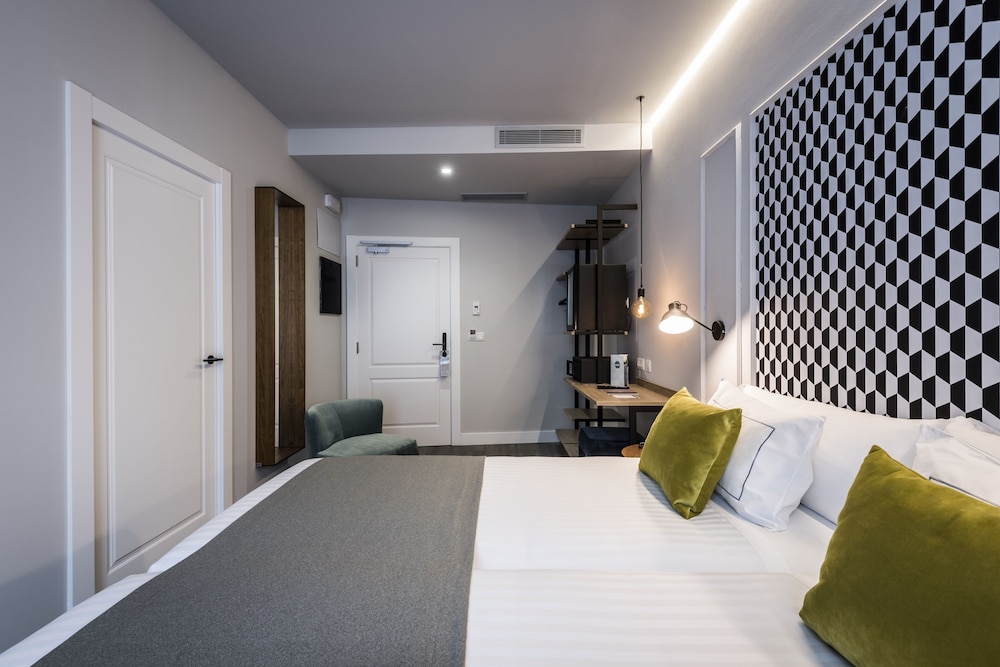 STANDARD, TWIN BEDS, CITY VIEW