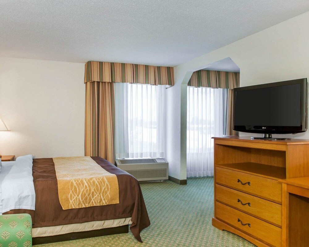 Quality Inn & Suites Near Amish Country 22/53