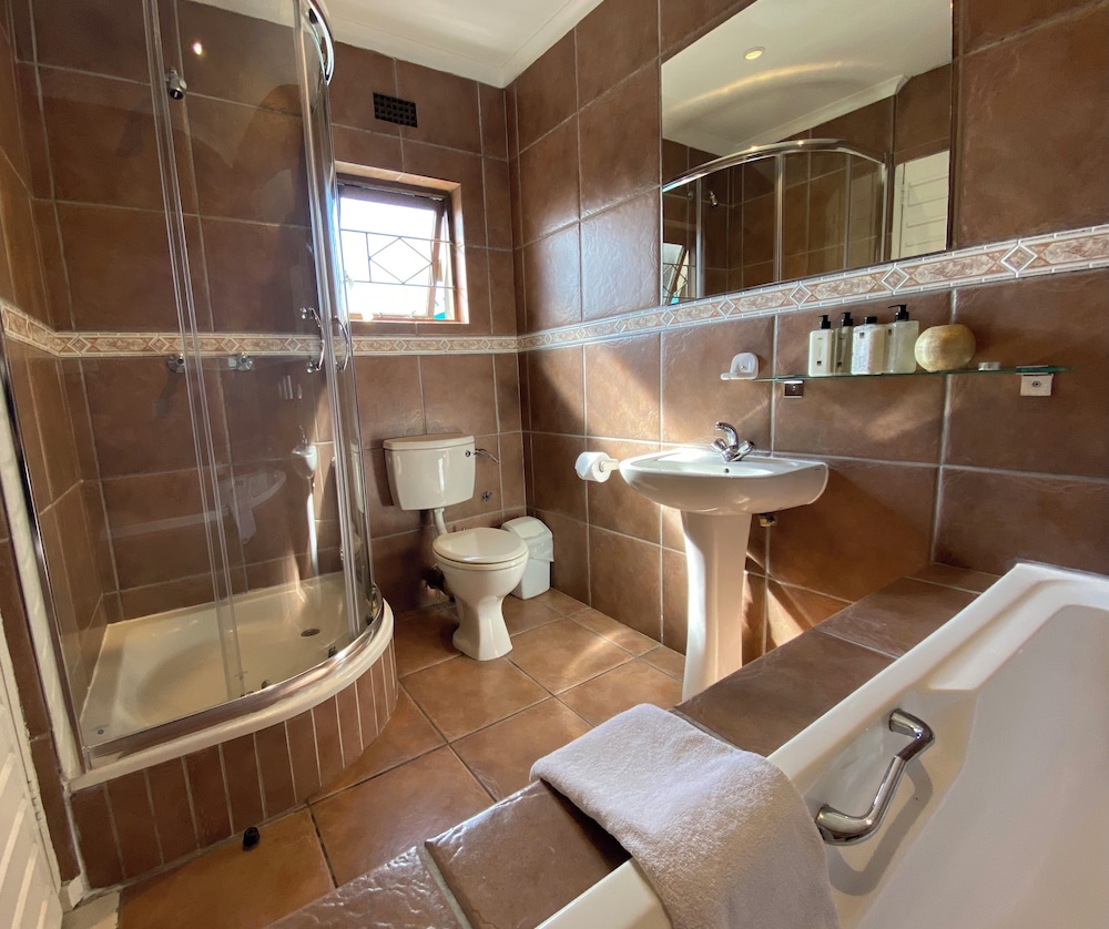 Dolphin Circle Bed and Breakfast 46/50