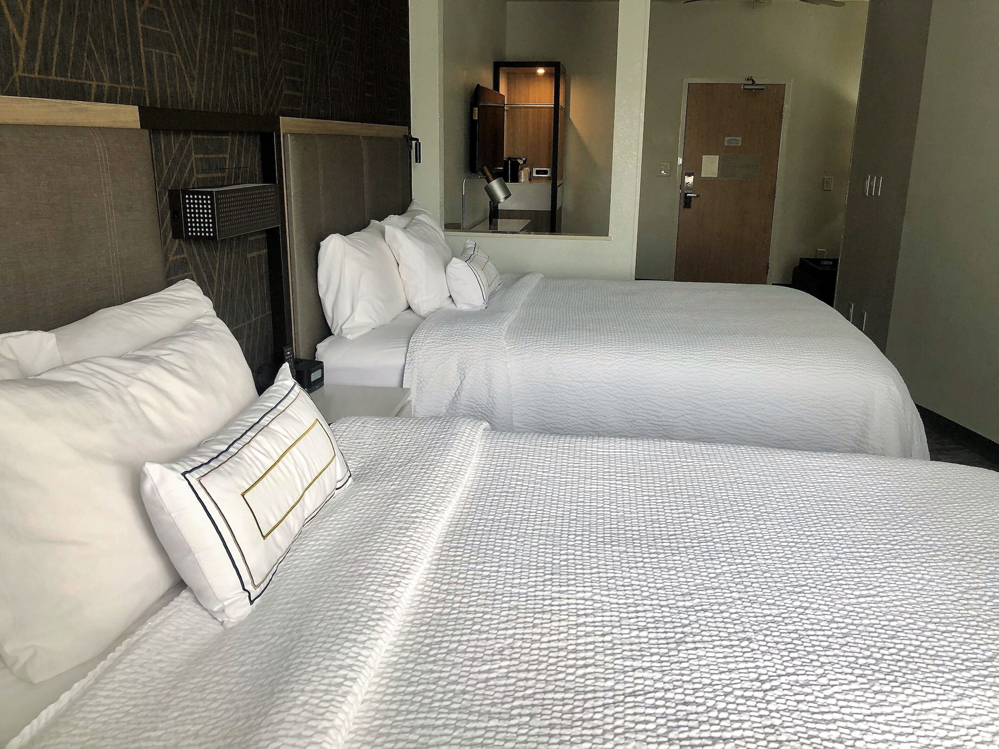 suite, multiple beds