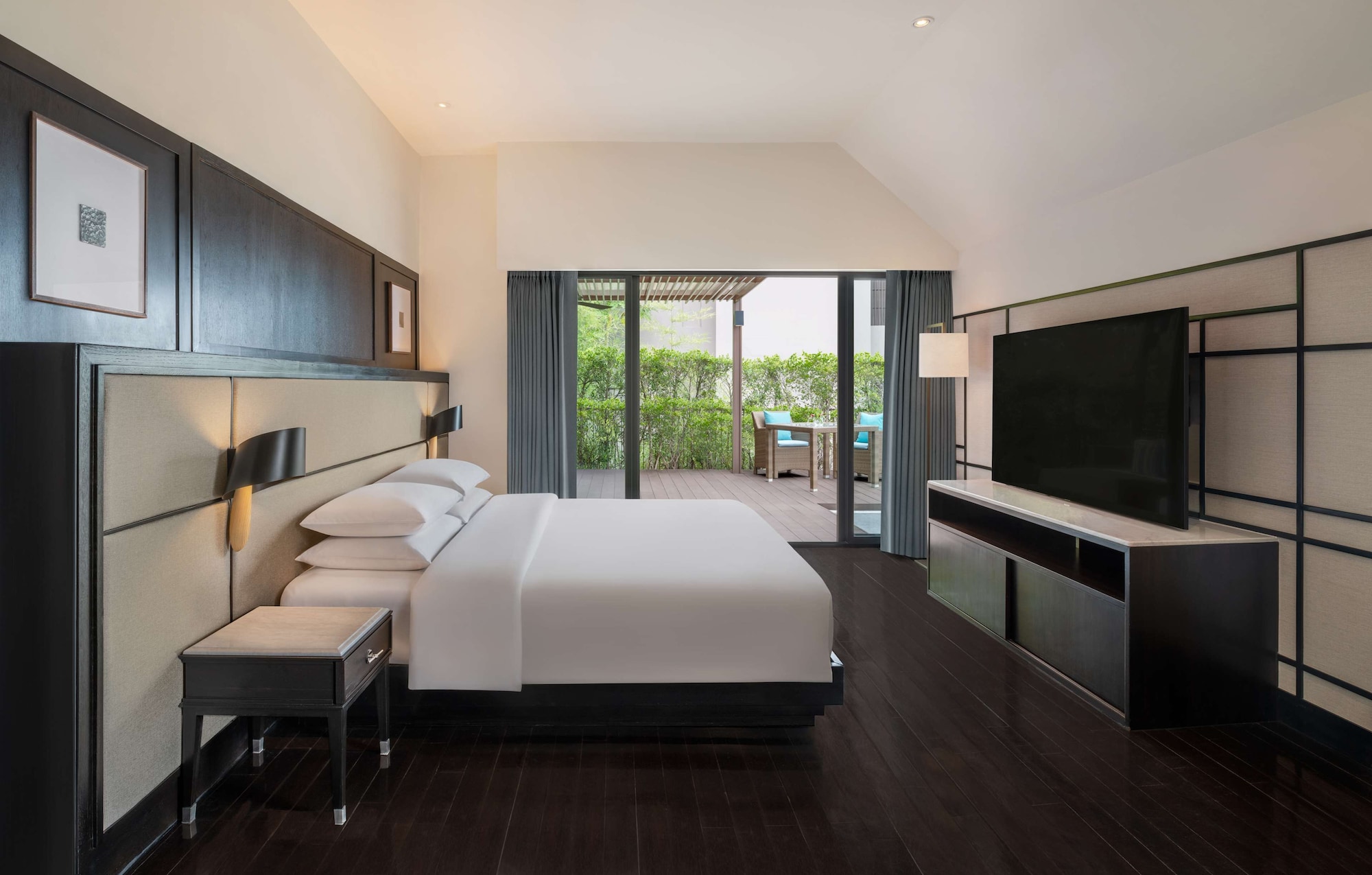 ROOM, KING BED, JETTED TUB, TERRACE