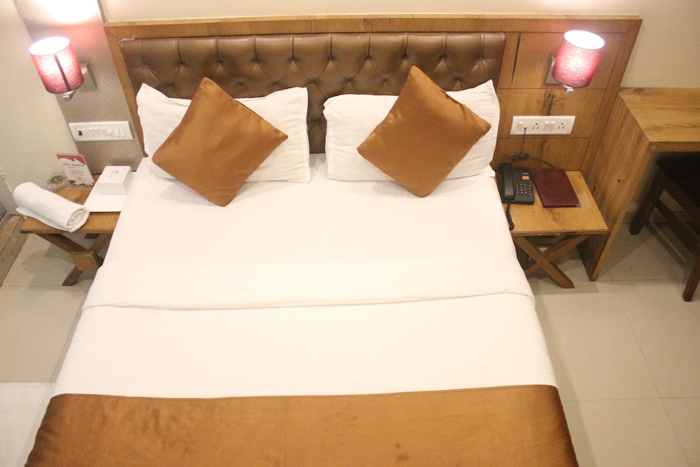 Hotel Grandeur Mumbai 16/23