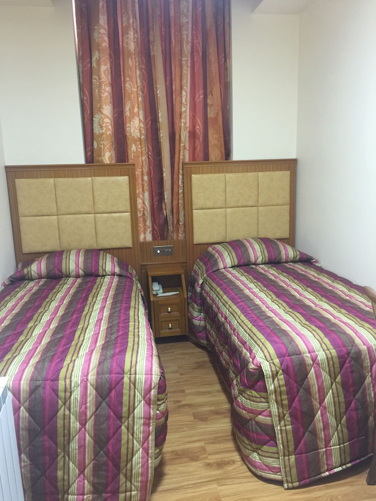 ROOM, TWIN BEDS