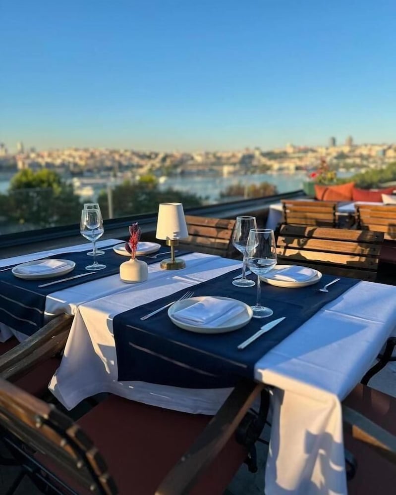 Petrion Hotel 35/50