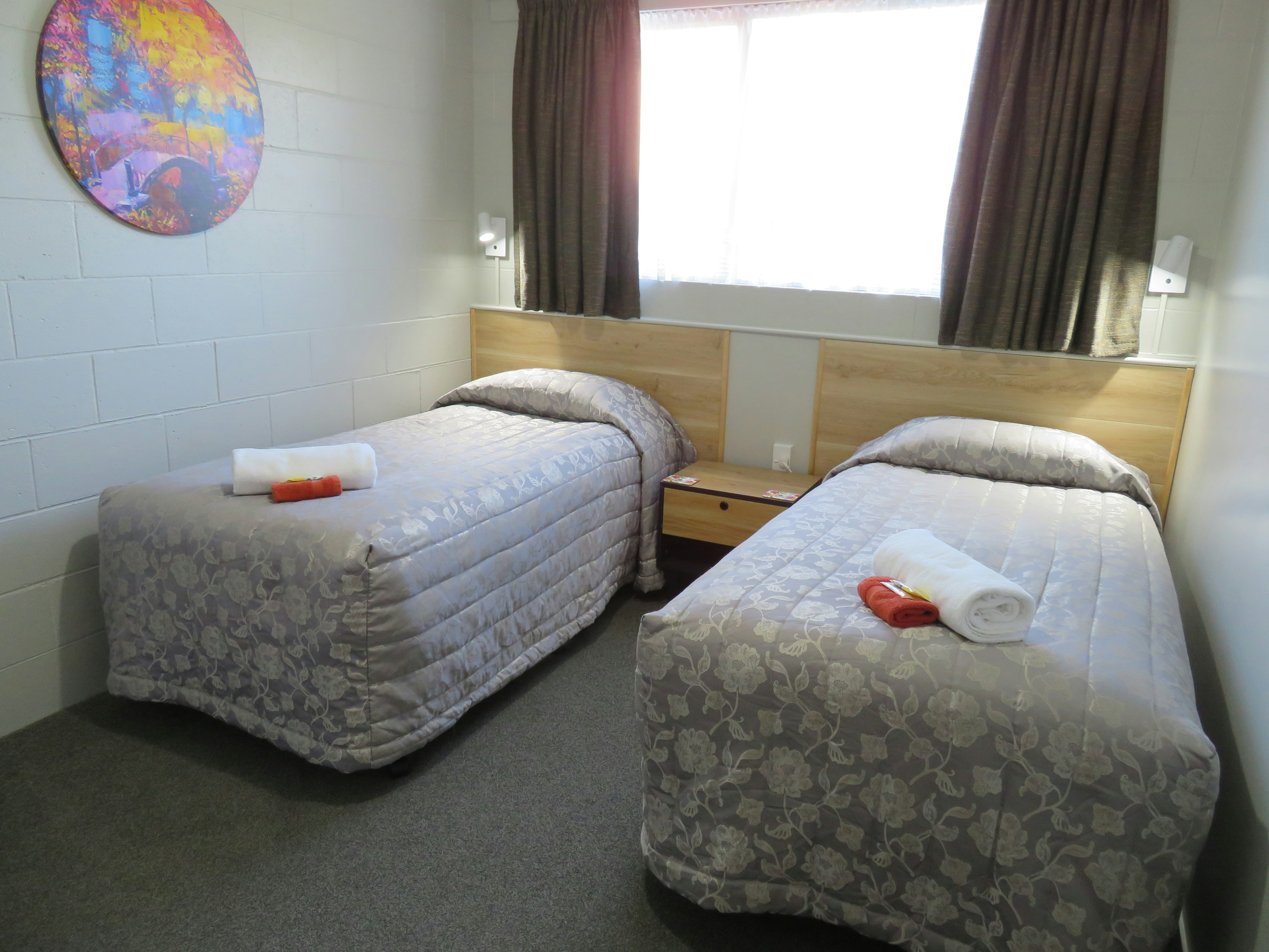 Commodore Court Motel 25/76