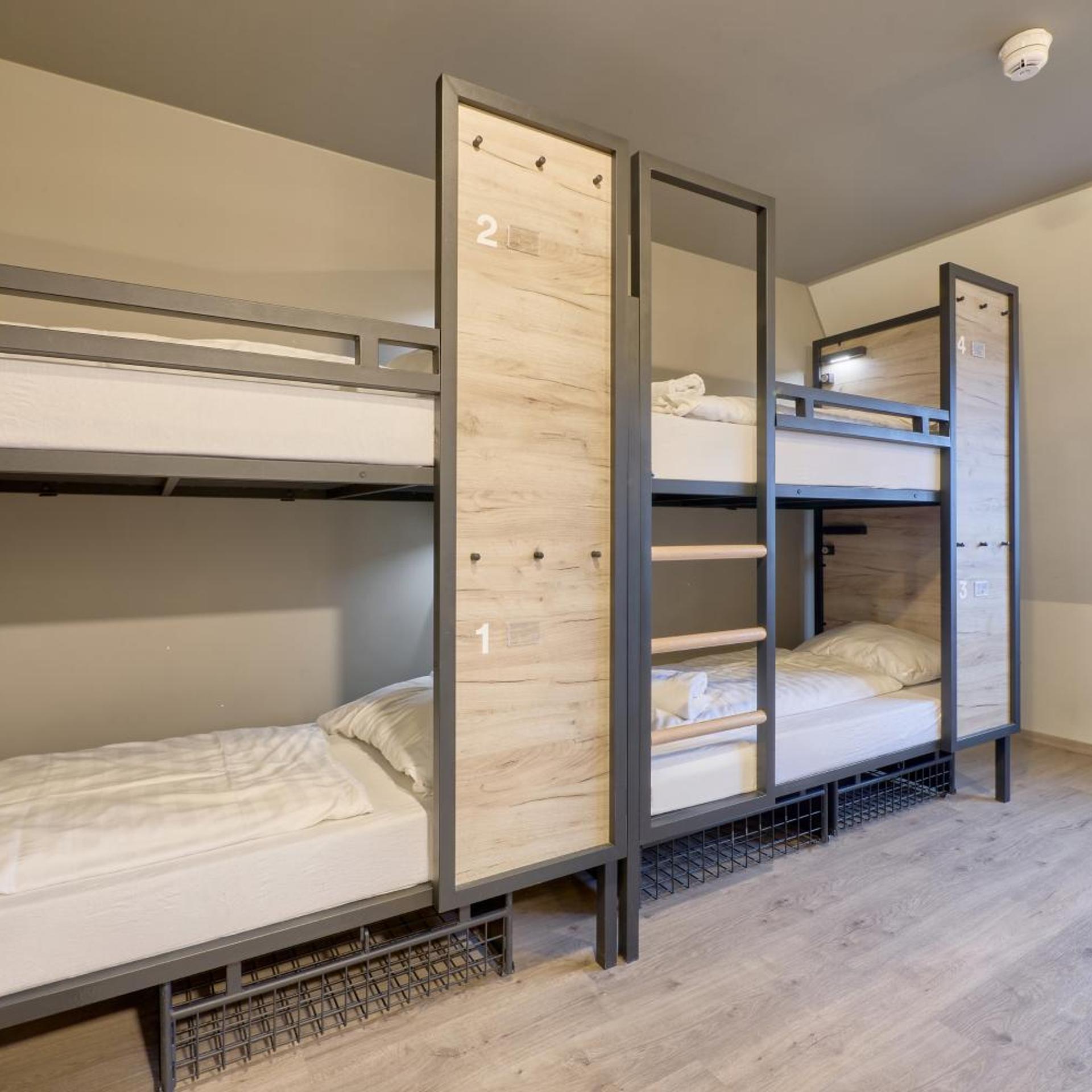 ROOM, 8 BEDS, BUNK BEDS