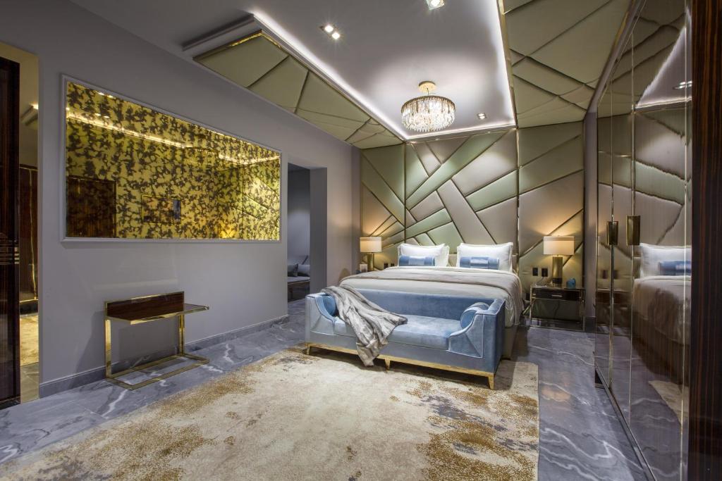 Interior, Suite