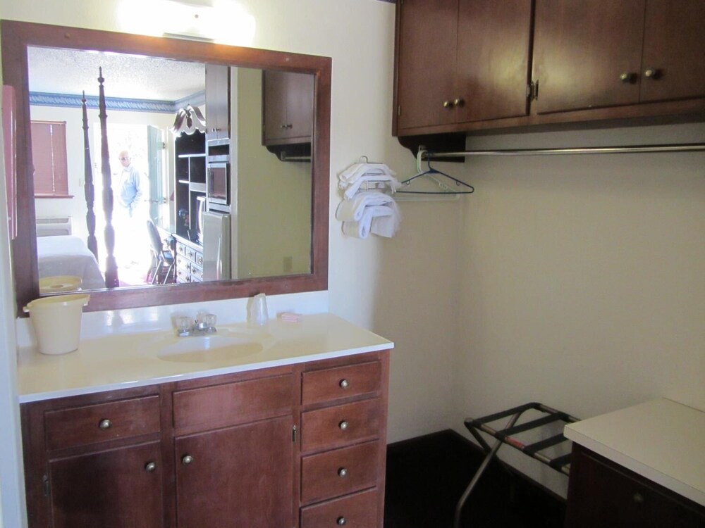 Warrick Plaza Inn 20/32