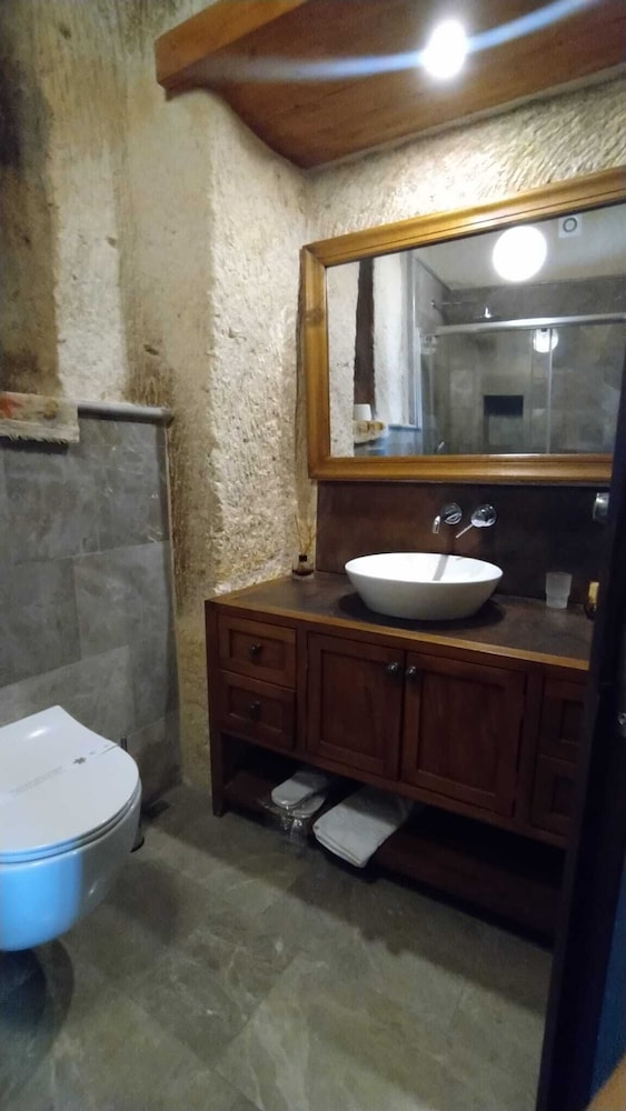 1811 Cave Hotel 44/50