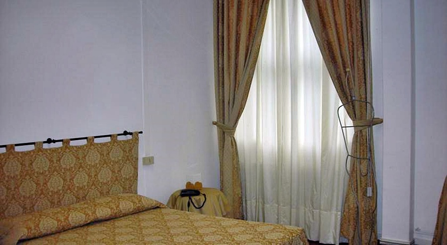 ROOM, DOUBLE OR TWIN BED