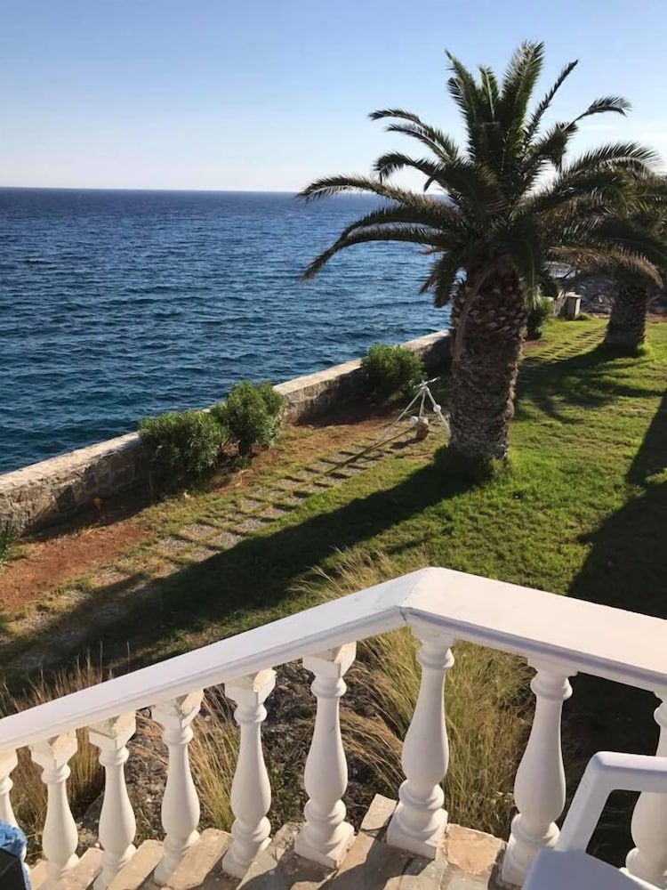 Cypriana Apartments 15/30