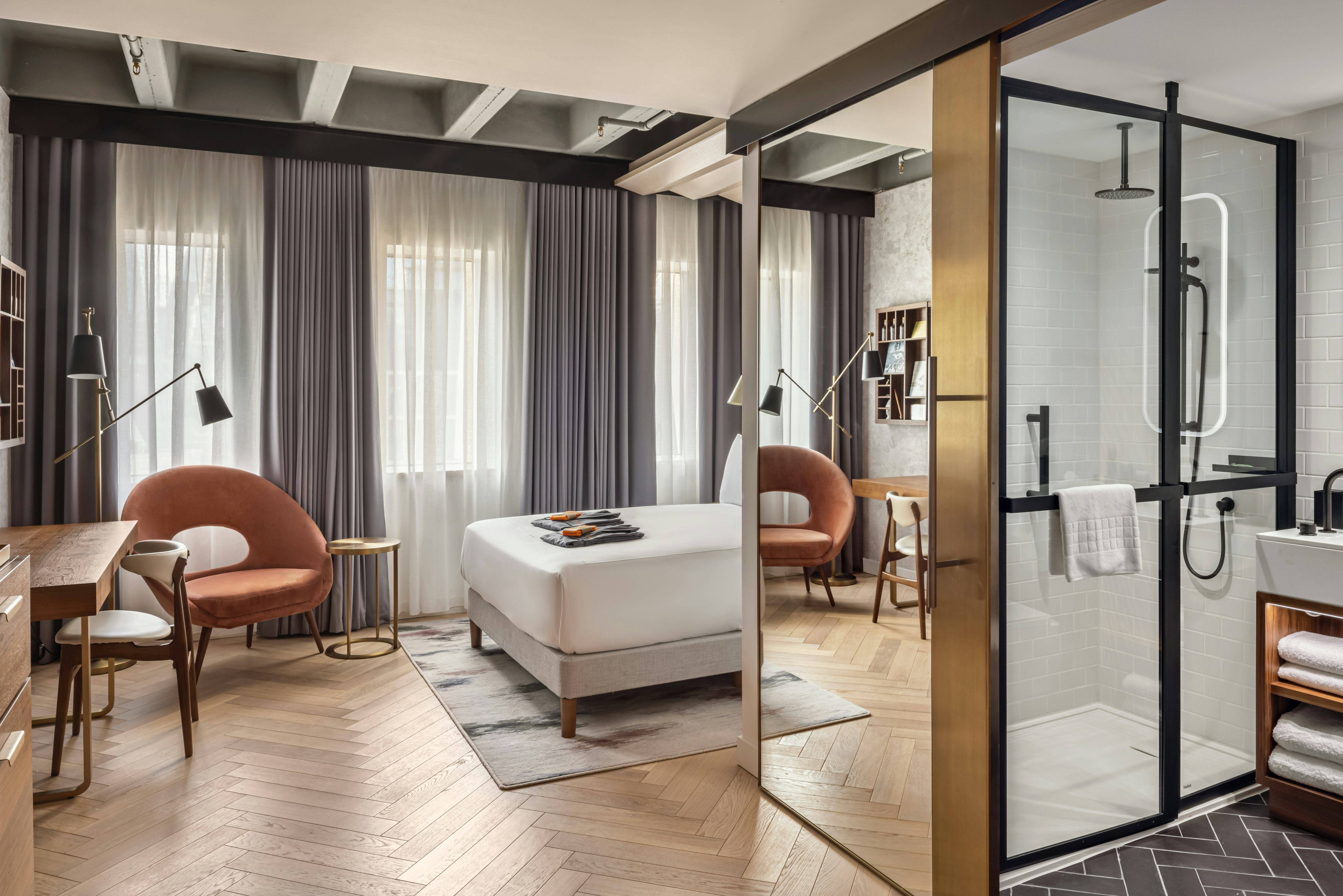 ROOM, QUEEN BED