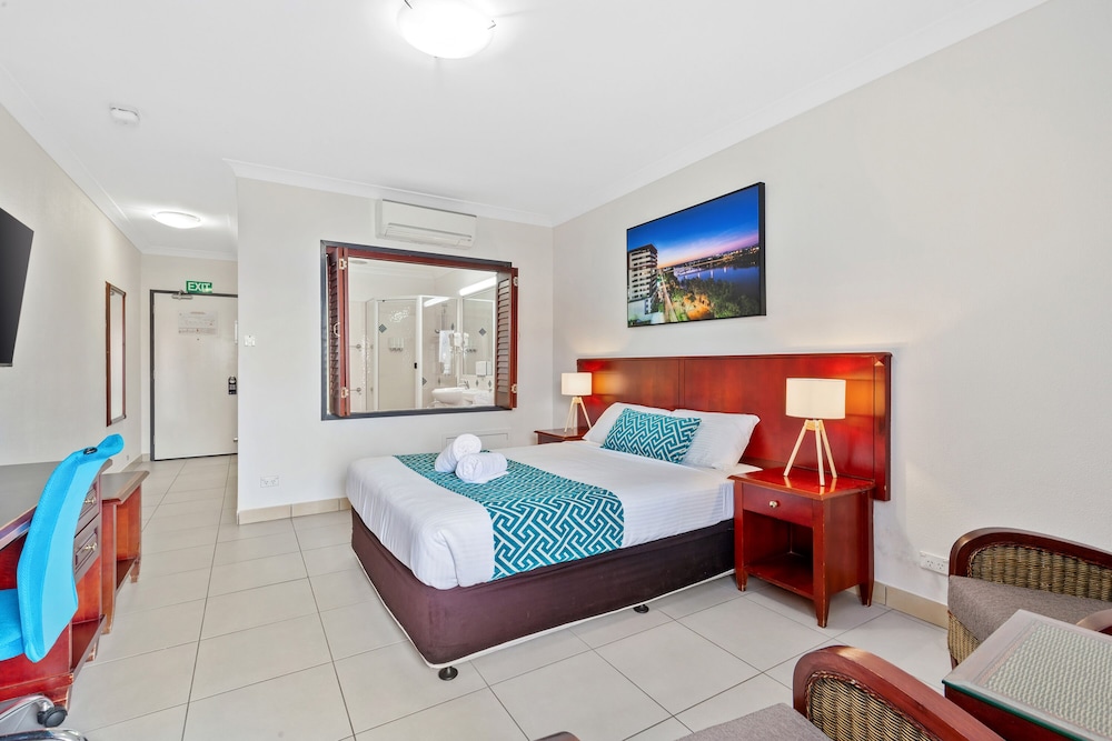 DELUXE, QUEEN BED, BATHTUB