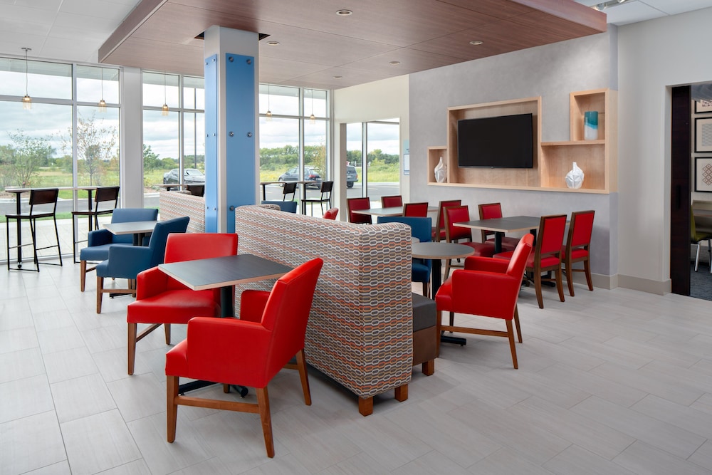 Holiday Inn Express & Suites Elkhorn - Lake Geneva Area 38/55