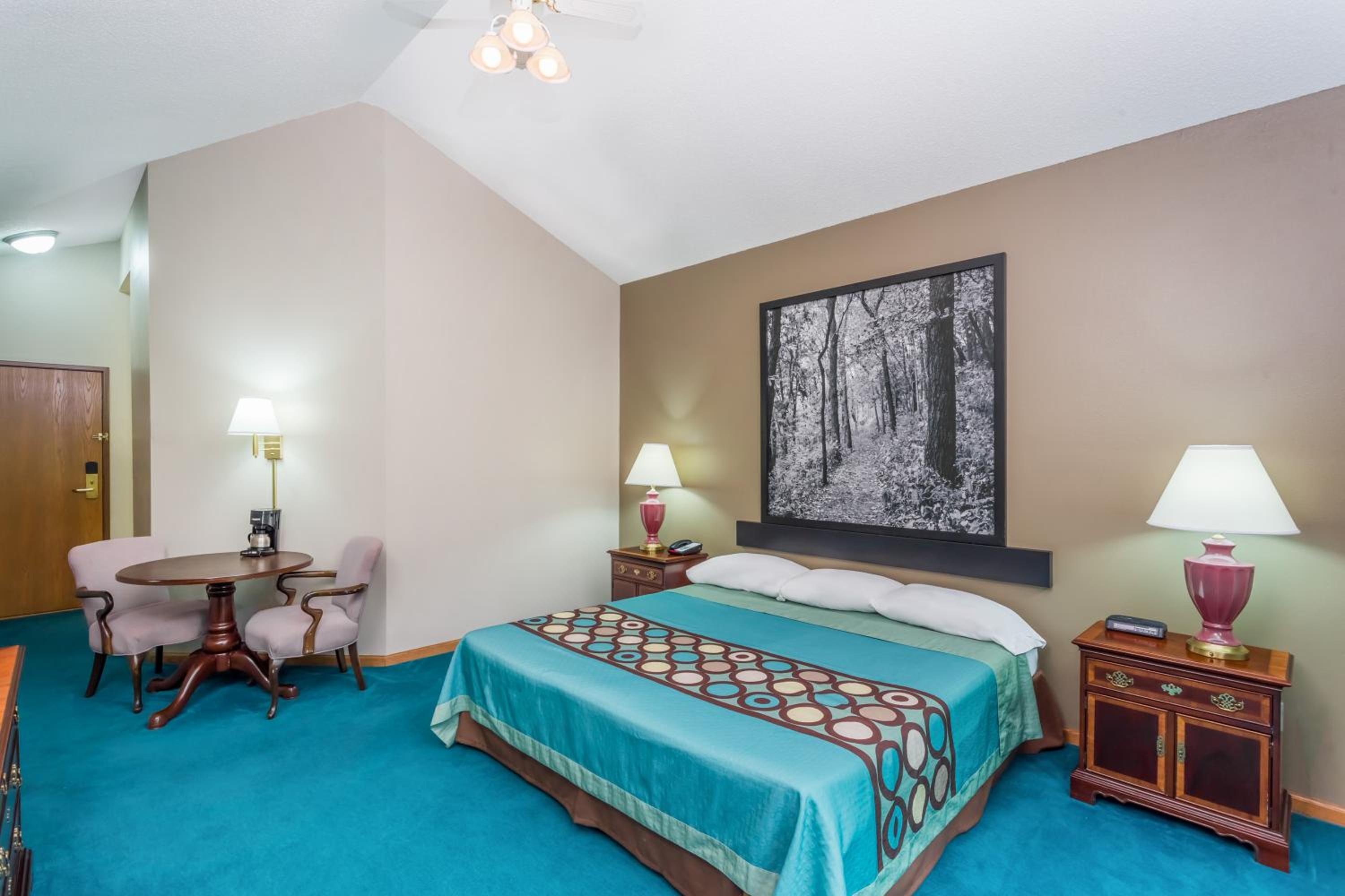 Room, Queen Bed, Bathtub, Accessible, Baymont Inn and Suites by Wyndham Platteville 3/6
