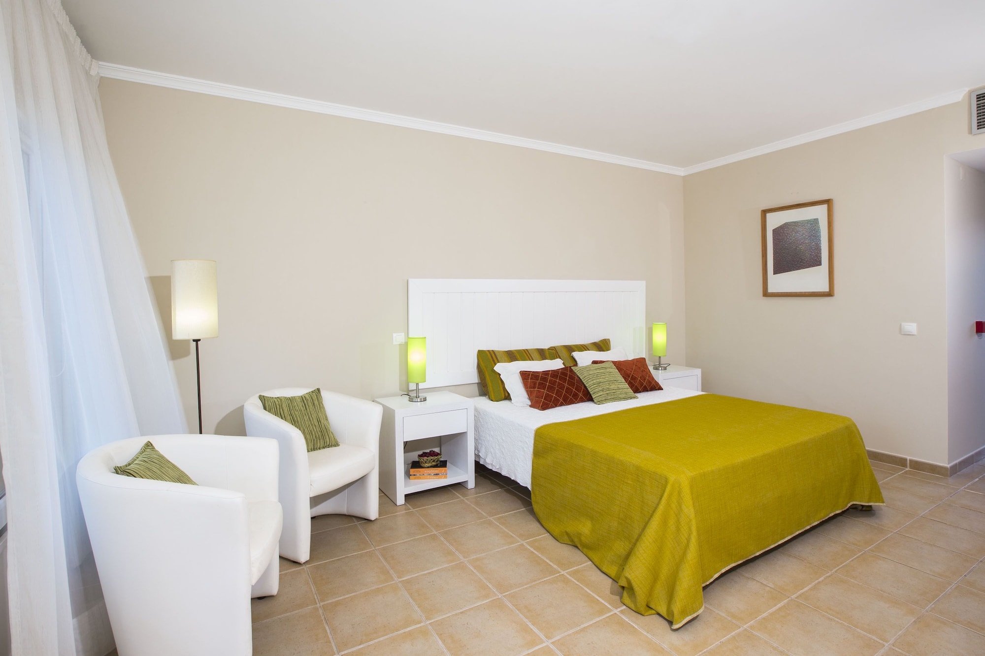ROOM, DOUBLE OR TWIN BED