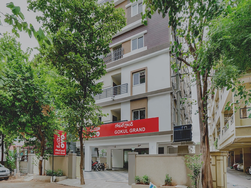 OYO 28637 Gokul Grand 1/27