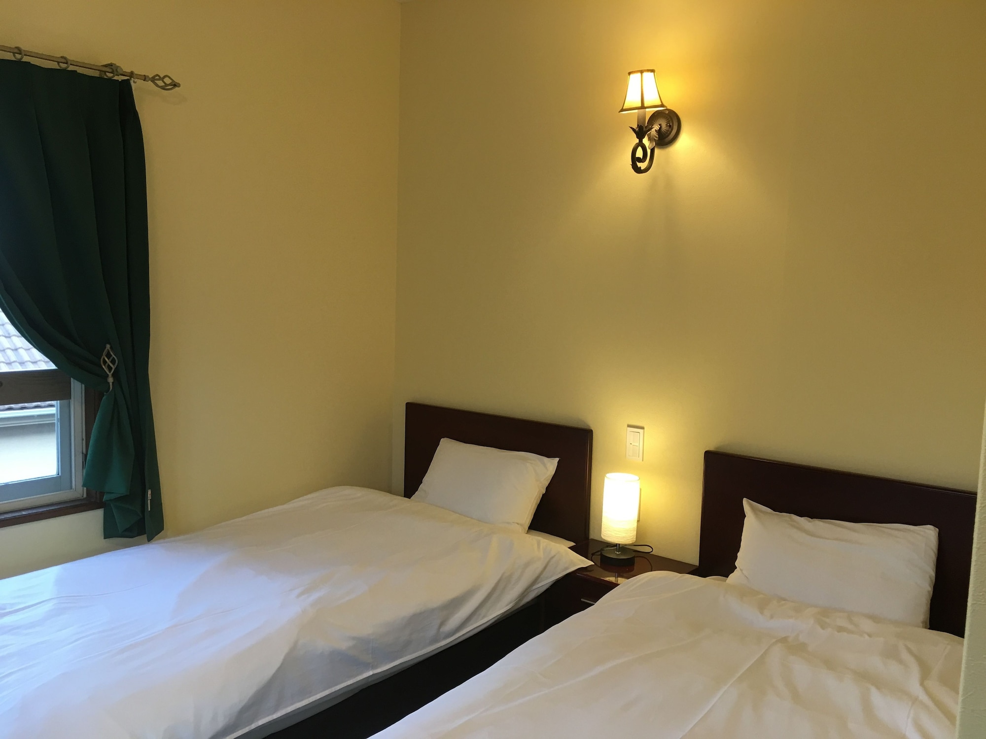 ROOM, TWIN BEDS, MOUNTAIN VIEW