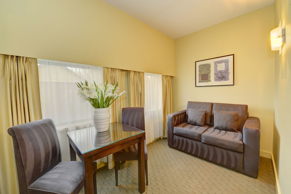 Comfort Inn Suites City Views 24/30