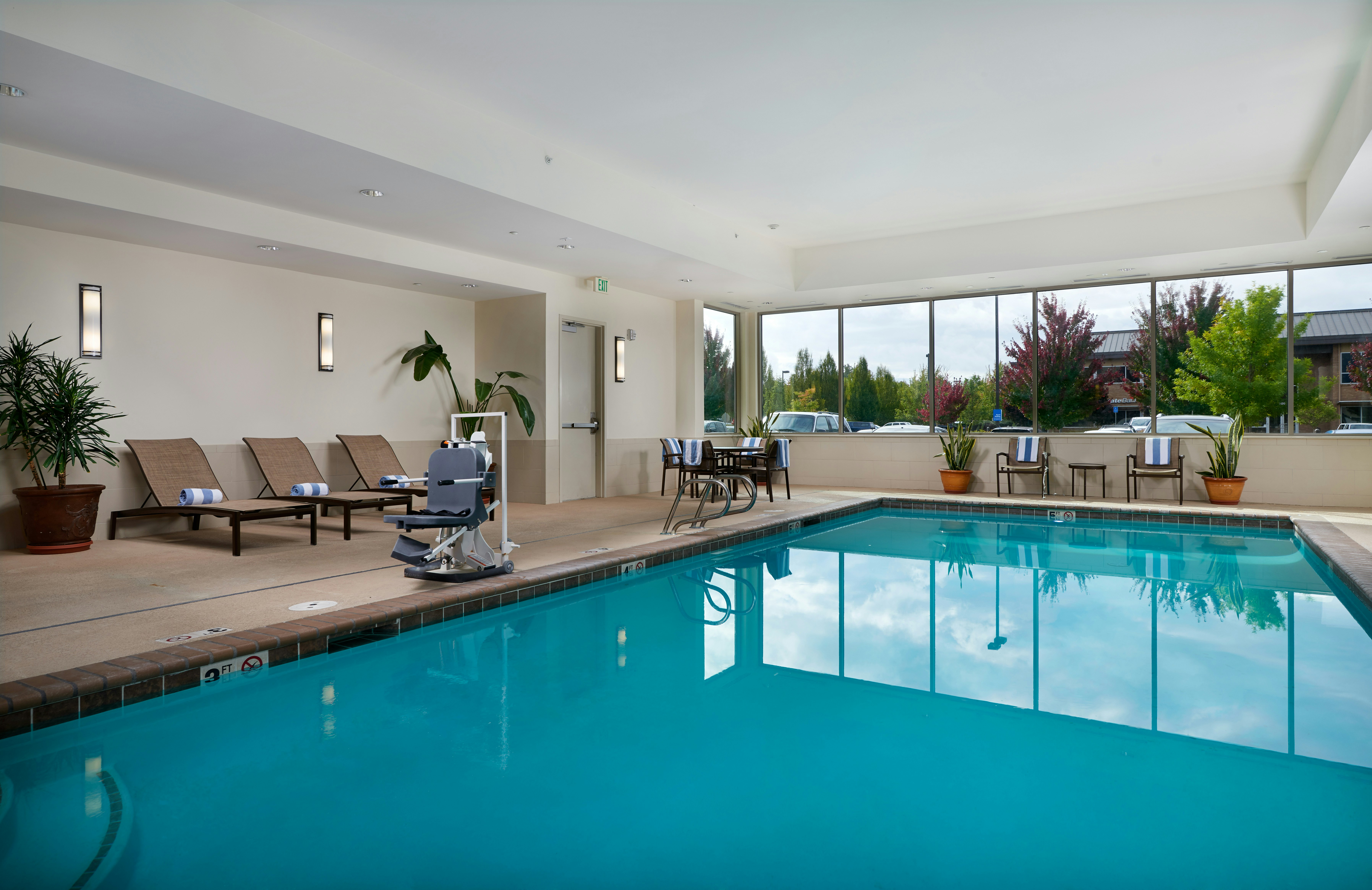 Hampton Inn and Suites Salem 24/42