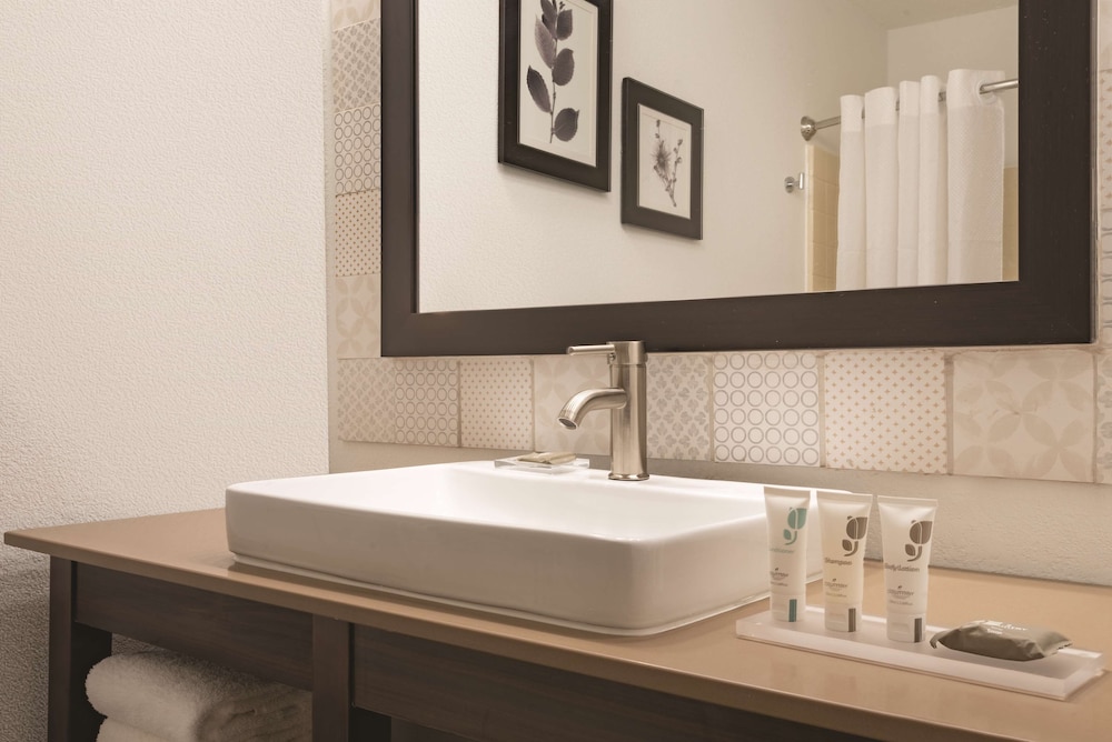 Country Inn & Suites by Radisson, Pella, IA 8/30