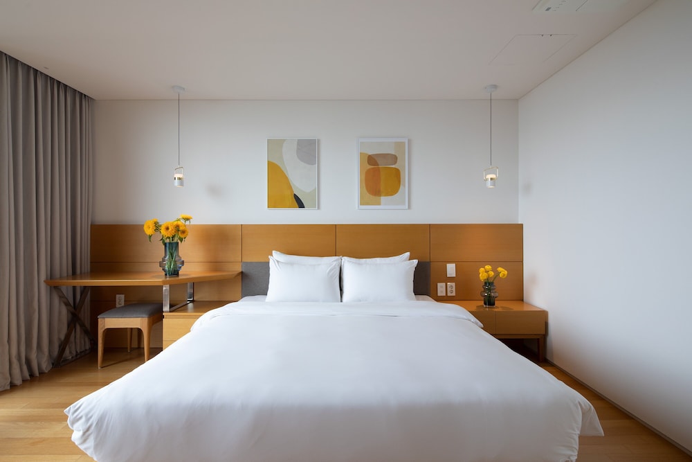 Familia A, King and Queen Bed
