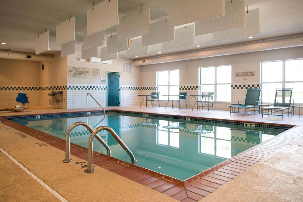 Country Inn & Suites By Radisson, Effingham, IL 12/17