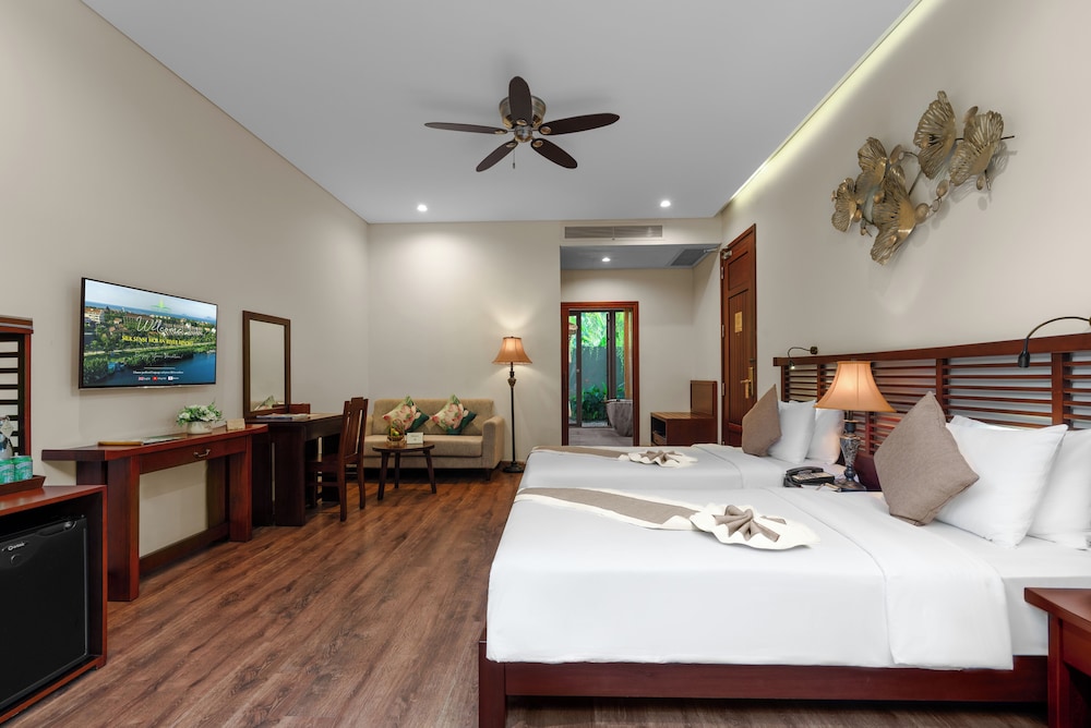 DELUXE, DOUBLE OR TWIN BED, GARDEN VIEW, PRIVATE GARDEN, BATHTUB