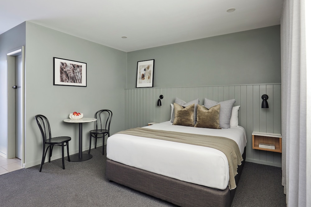 Olive, Queen Bed