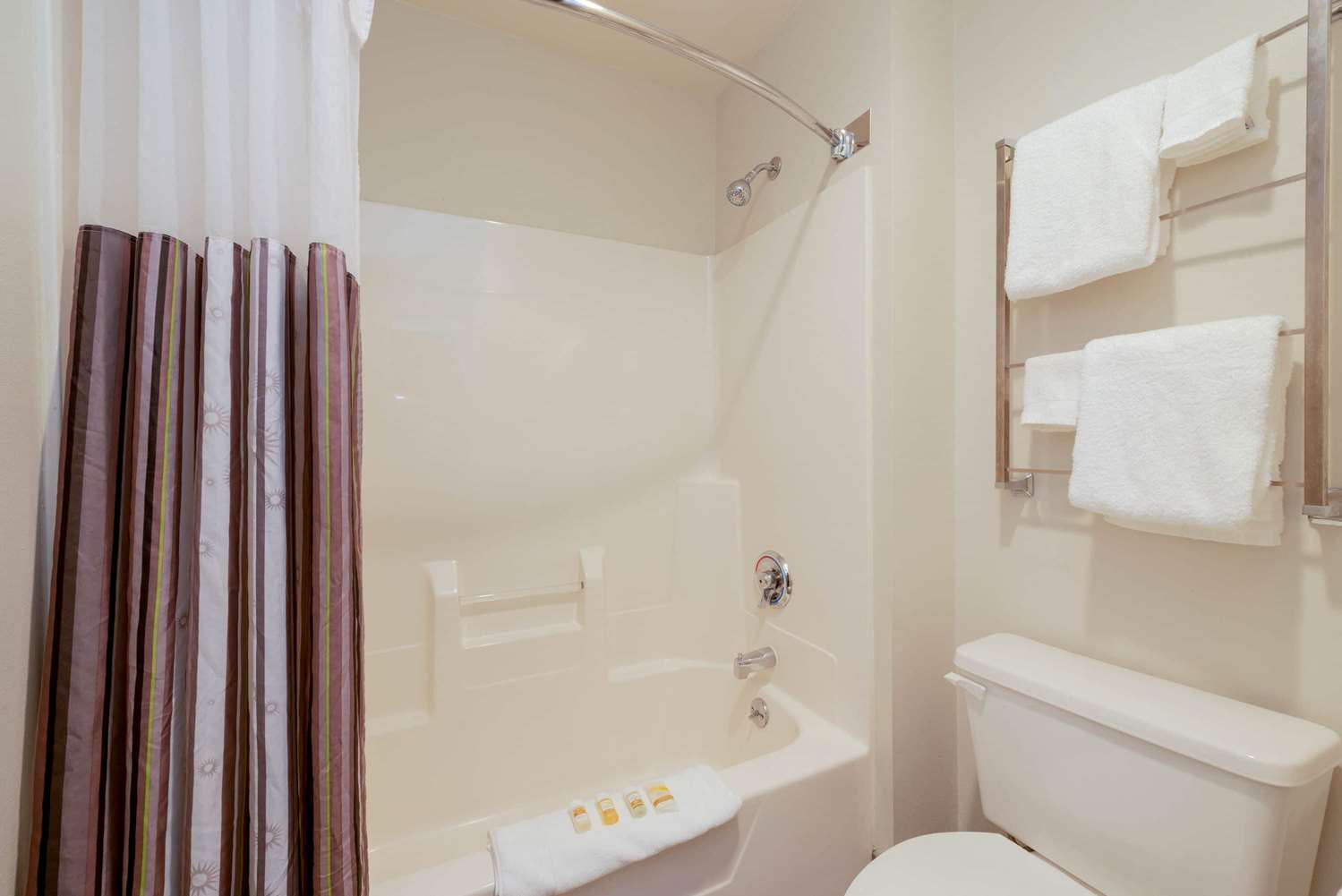 La Quinta Inn & Suites by Wyndham Cleveland Macedonia 43/47