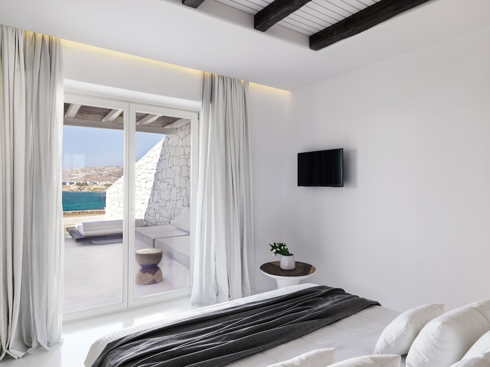JUNIOR, DOUBLE BED, SEA VIEW, PRIVATE HEATED POOL