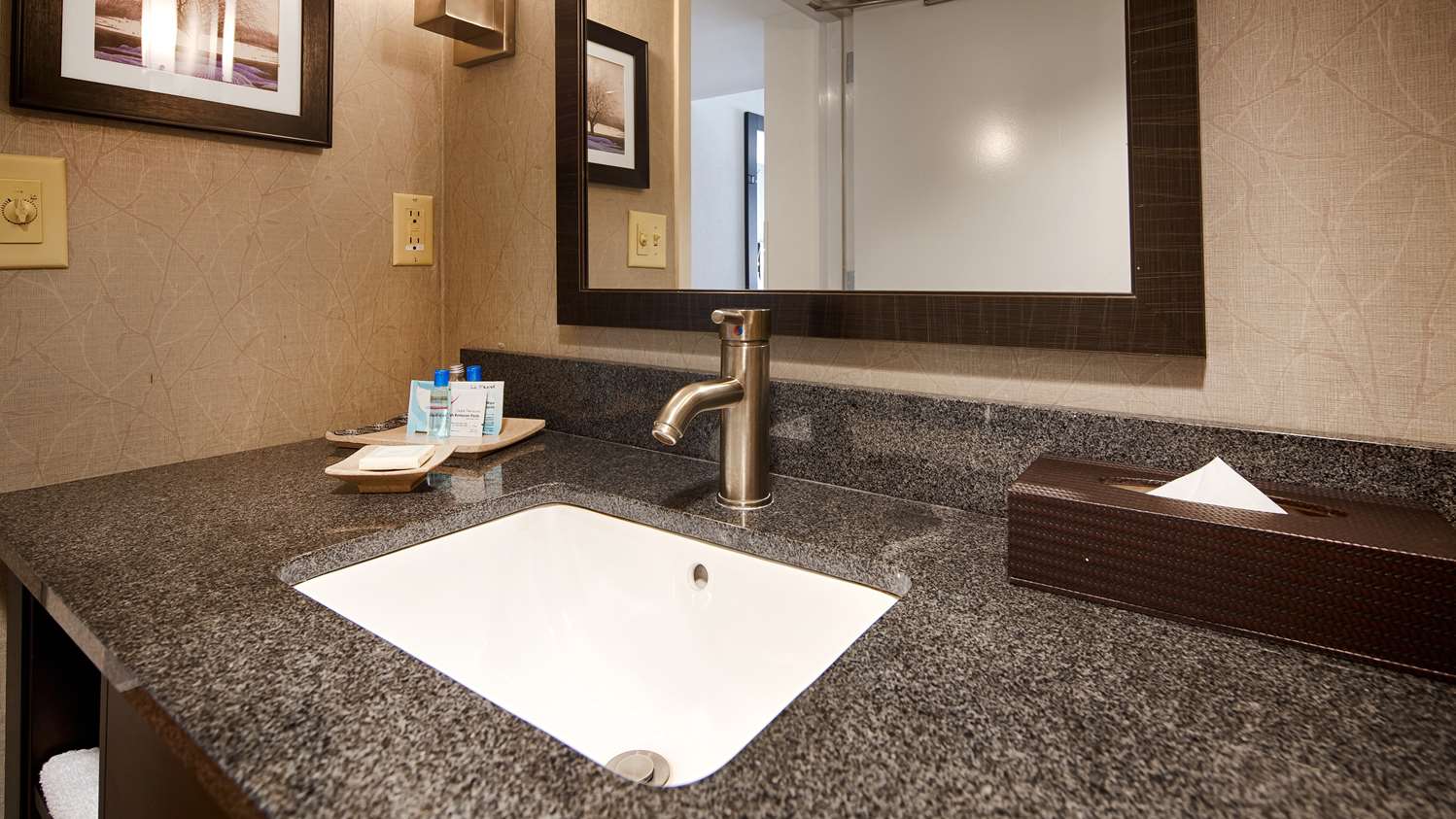 غرفة بسريرين مزدوجين، Best Western Plus Roswell/Alpharetta 2/2