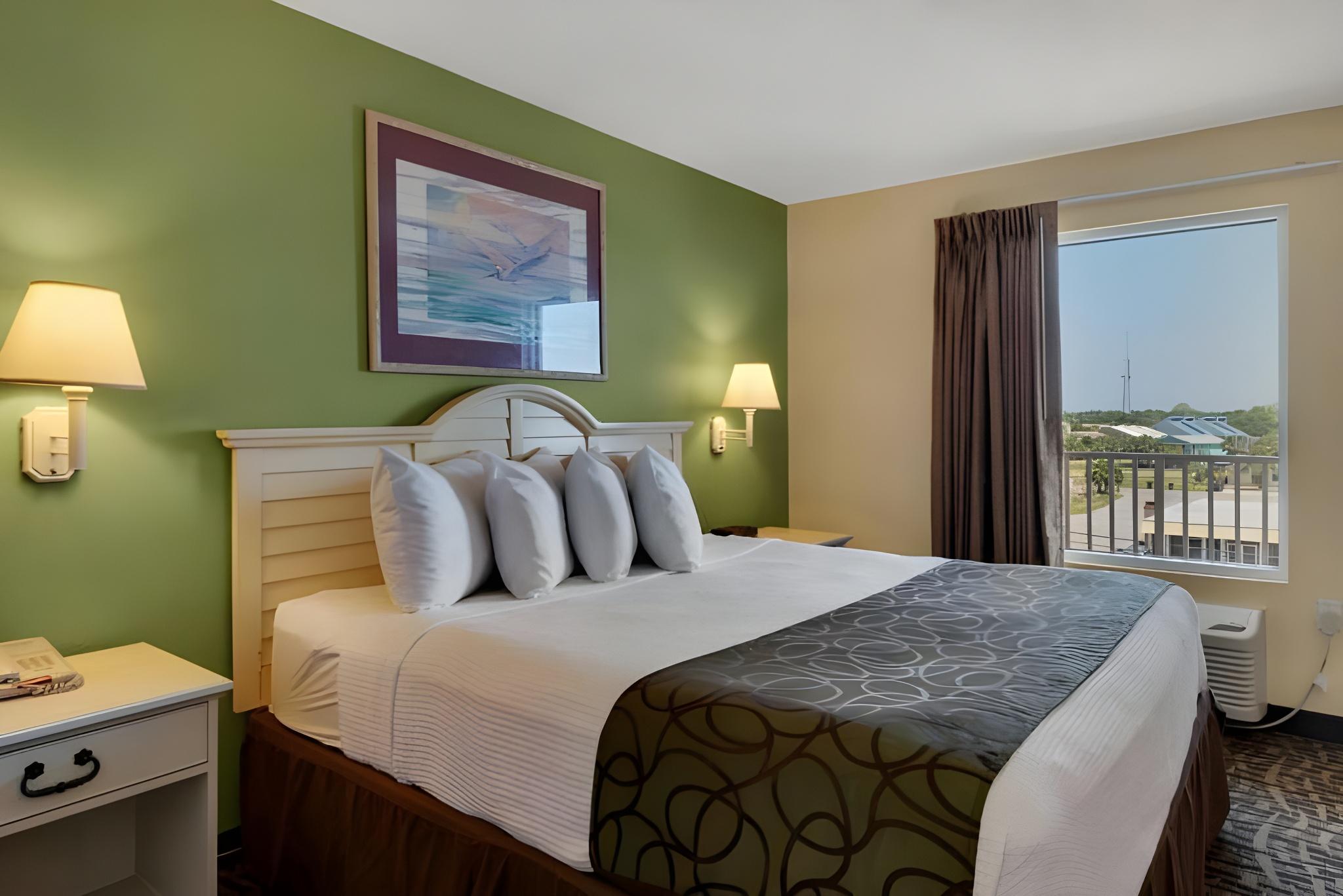 SUITE, KING BED, OCEAN OR GULF VIEW