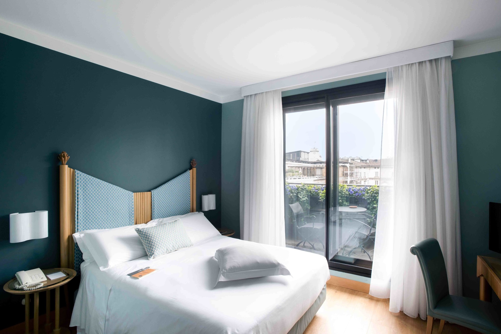 CLASSIC, QUEEN BED, CITY VIEW, BALCONY