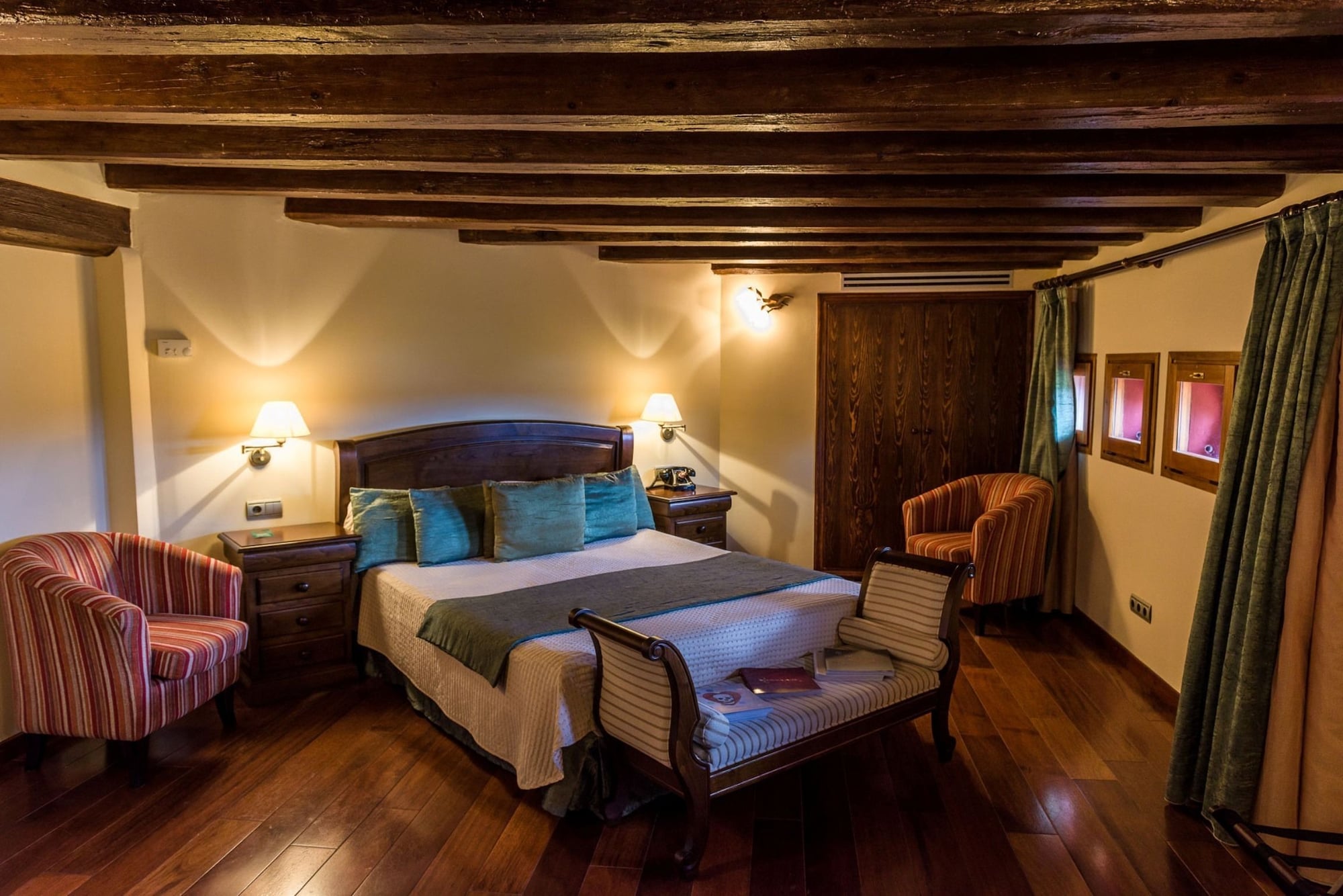 ROOM, DOUBLE BED