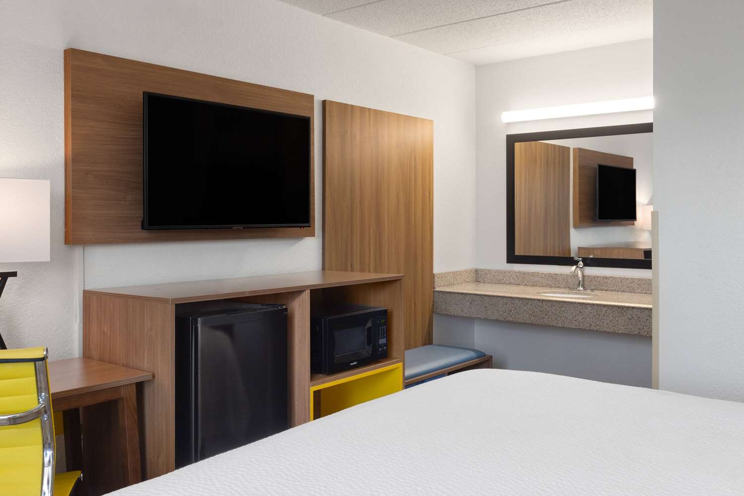 Days Inn & Suites by Wyndham Indianapolis Airport East 6/28