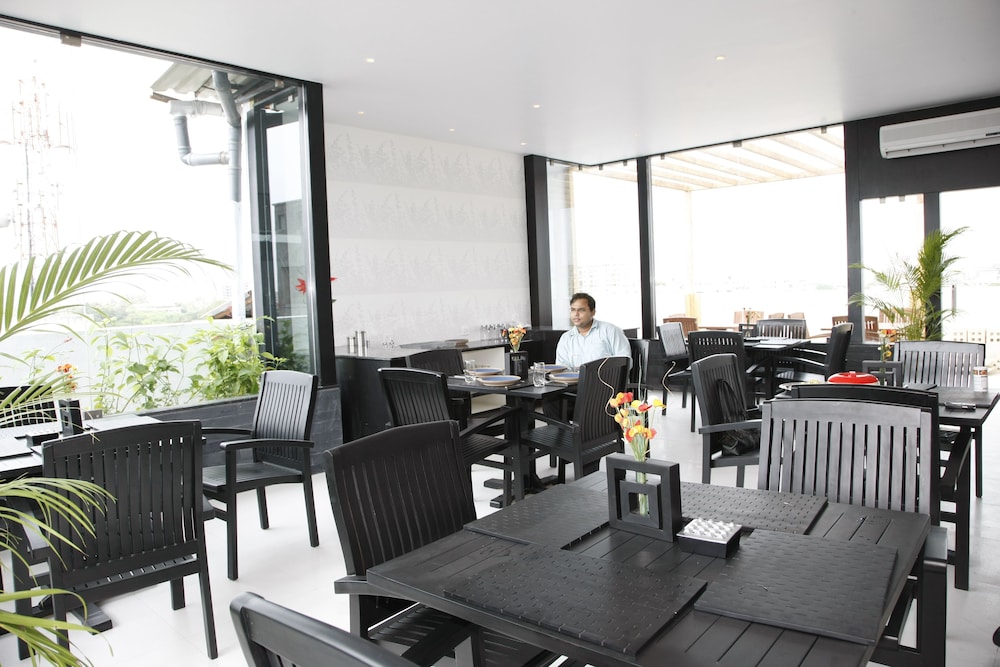 AR Suites Fontana Bay 26/39