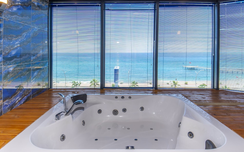 Relax Beach Hotel 50/50