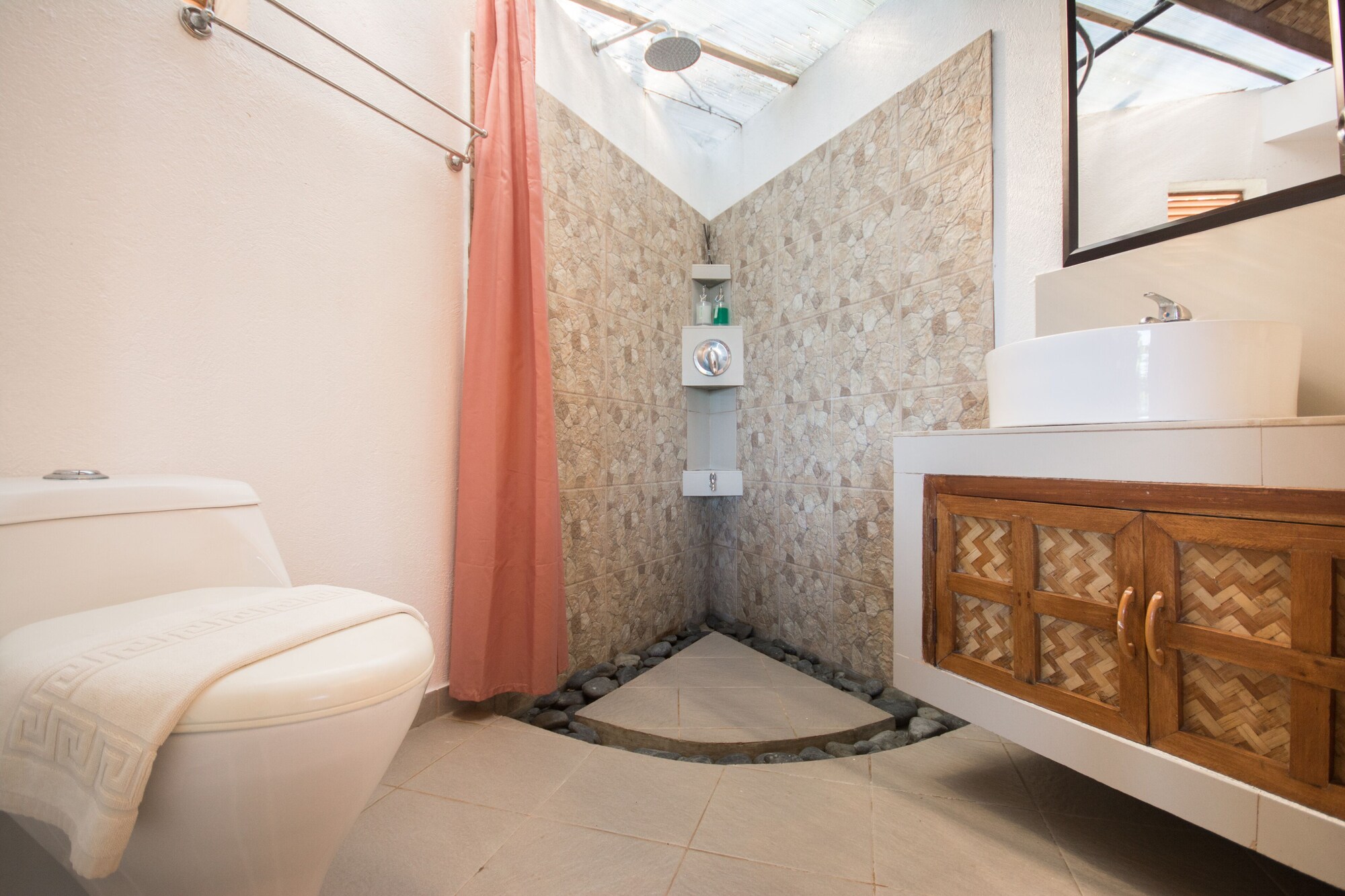 Cliff, Bungalow, Futon Bed, King Bed، Ralphs Place 3/3