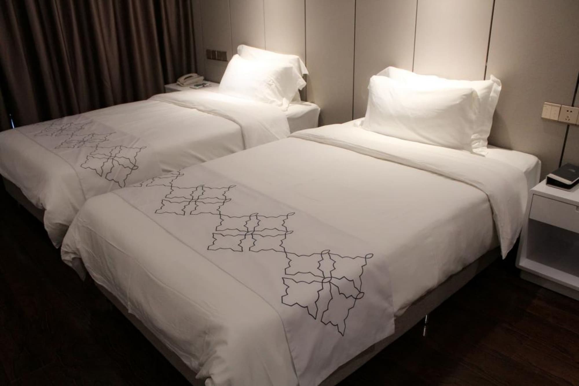 ROOM, TWIN BEDS