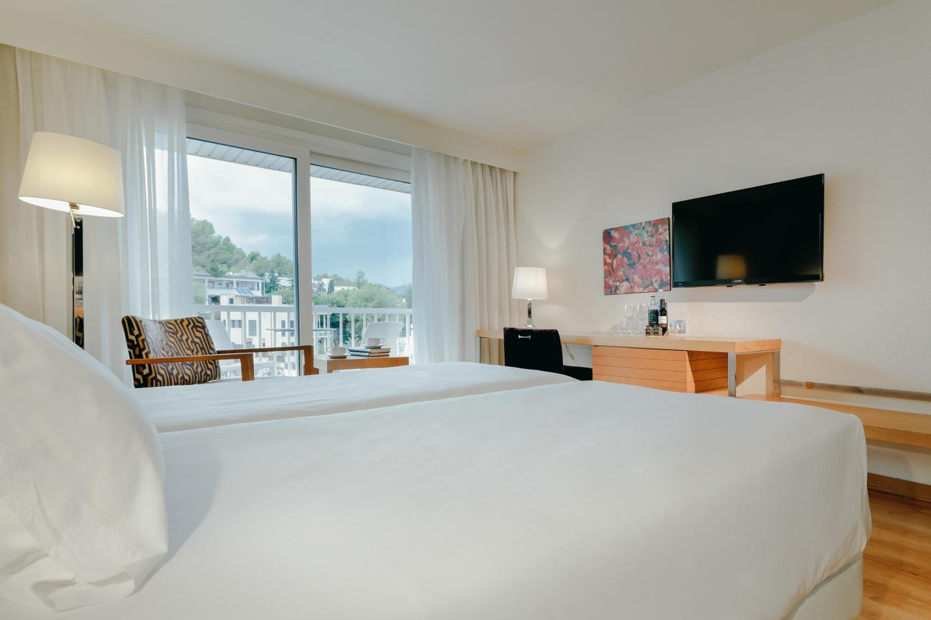 ROOM, DOUBLE BED