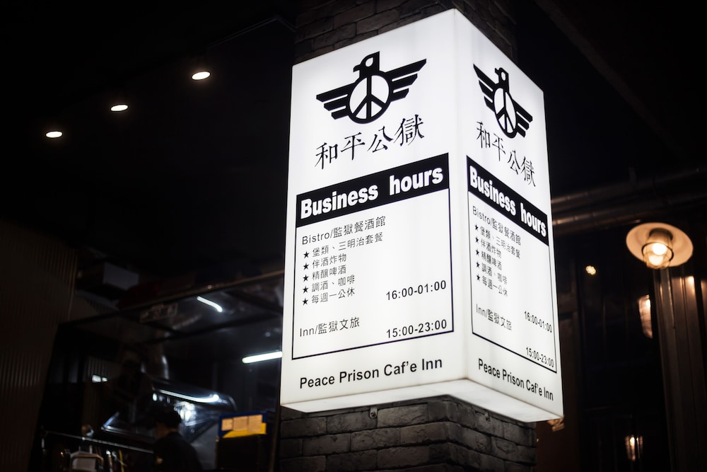 Peace Prison Cafe Inn 30/50