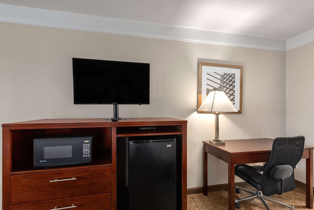 Days Inn by Wyndham Columbia Kentucky 45/52